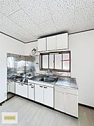 目の前に窓があるので手元が明るく料理がしやすい☆