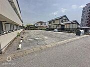 建物南側が駐車場です