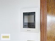 来客の顔が確認できるモニターホン付きで安心♪