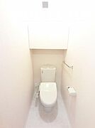 収納もあるトイレです♪