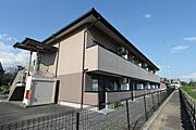 駅から徒歩2分！！緑に囲まれた環境です♪