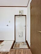 ドアポスト付きの玄関です