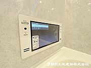 浴室内にテレビモニターがあるので湯舟に浸かりながらリラックスできます。