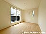 室内：窓から差し込む暖かな陽光のある洋室！大き目のベッド配置可能で主寝室におすすめ！