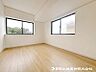 室内：窓から差し込む暖かな陽光のある洋室！大き目のベッド配置可能で主寝室におすすめ！