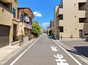 【【ホームズ掲載物件の《一括問合せ》対応店♪】】今すぐ知りたいにお応えします♪前面道路の写真♪閑静な住宅地に位置しながら利便性にも優れています♪散策しながらのお散歩も楽しい時間になりそうです♪