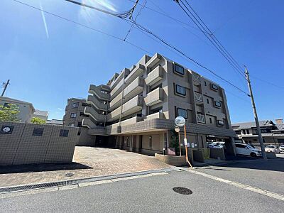 外観：スーパーまで徒歩約1分！小・中学校徒歩10分圏内で住環境良好なマンションです！