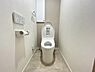 トイレ：快適な温水洗浄便座付き！トイレットペーパー棚もあり清潔感のあるトイレです♪