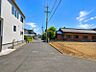 外観：南側前面道路幅員約5.9ｍ。見通しのいい道路です。
