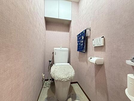 コンパクトながらも使い勝手に優れた、手洗いタンク付きのトイレを採用しております。温水での洗浄機能に加え、寒い時期にも嬉しい暖房便座付きで、いつでも心地よくご使用いただけます。