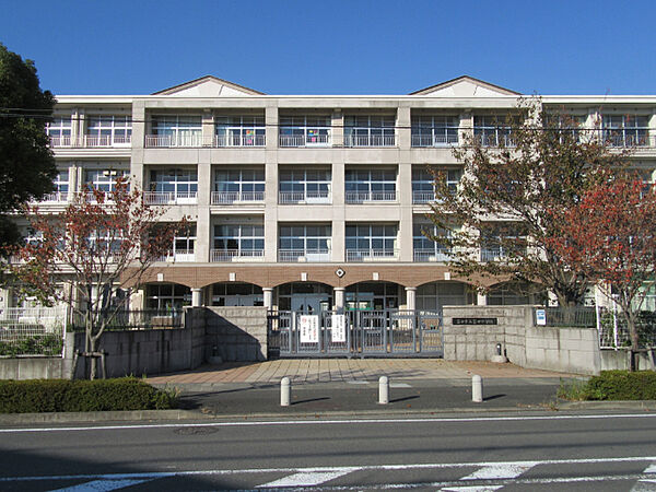 画像26:中学校「富士市立富士中学校まで1436m」