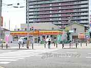 デイリーヤマザキ　六地蔵駅前店まで250メートル