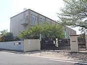 下鳥羽小学校まで140メートル