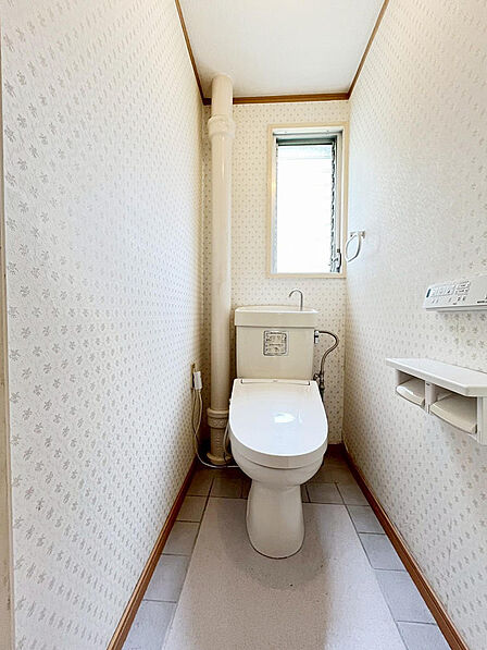 2連トイレットペーパーで、変える手間も減ります。窓もあり換気良好!