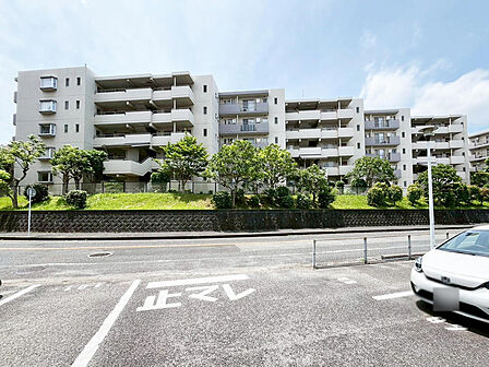 マンションの立ち並ぶ地域です♪志井サンハイツ20棟の1階です♪専用庭付♪
