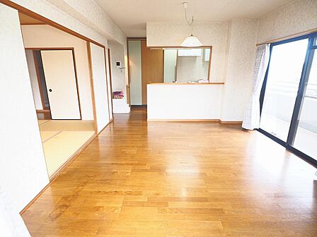 南東角部屋の明るく開放的なリビング。