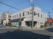 銀行「京都銀行伊勢田支店まで899m」