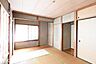 室内：和室は多目的に利用可能な空間です！お子様の遊び場、また客間として多彩にご利用頂けます！