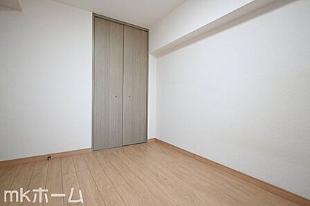 洋室には収納もしっかり完備されており、部屋を広々と利用することが可能なです!
