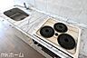 キッチン：使い勝手の良いシステムキッチンを採用！作業スペースも広めにとられておりご家族でお料理が楽しめます！