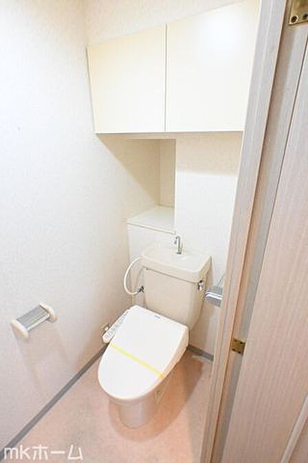 温水洗浄便座付きのトイレです!設置された小物入れはトイレットペーパーやお掃除用具の収納にも便利!