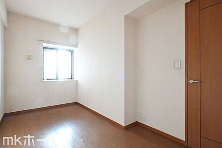 窓からの優しい光がお部屋に差し込みます!白で統一された洋室は多彩なインテリアにマッチします!