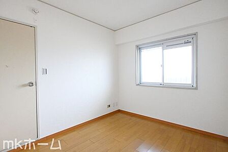 窓からの優しい光がお部屋に差し込みます!