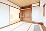 和室：リビング横の和室は多目的に利用可能な空間です！お子様の遊び場、また客間として多彩にご利用頂けます！