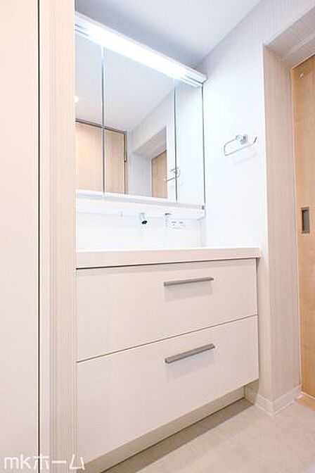 大きな鏡と洗面台が付いた洗面化粧台は収納も豊富!買い置きした日用品などまとめて収納する事が出来ます!