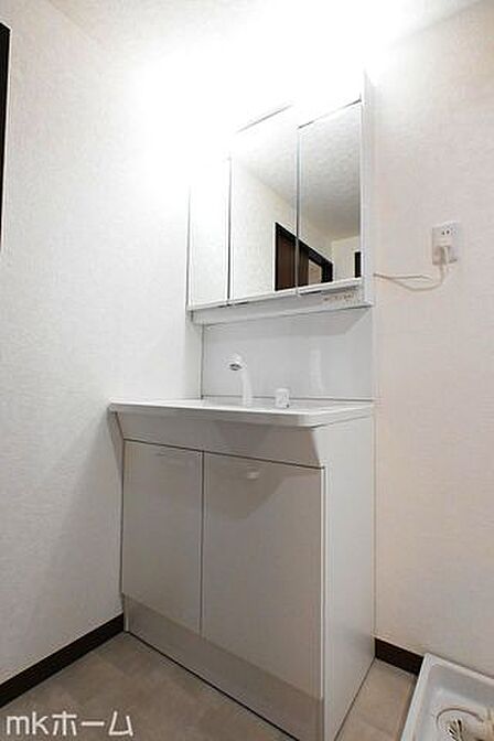 大きな鏡と洗面台が付いた洗面化粧台は収納も豊富！買い置きした日用品などまとめて収納する事が出来ます！