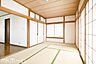 室内：あると落ち着く和室には押入も完備されており、客間としてだけでなく収納などに利用できるスペースです！