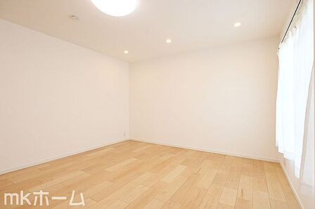 多くの時間を過ごす空間だからこそ採光にはこだわりたいですね！光を感じることが出来るリビング空間です！