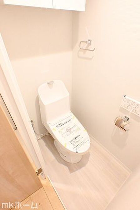 温水洗浄便座付きのトイレです!設備は新品に交換済みですので気持ちよくお住まい頂けます!