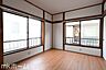 子供部屋：シンプルな洋室はおしゃれで居心地の良い空間です！二面採光で柔らかい陽の光が差し込みます！