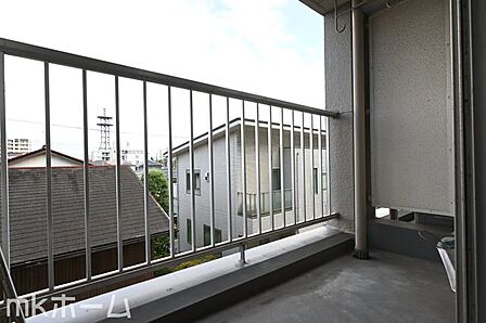 バルコニーは陽当たりとともに風通しも良く洗濯物もよく乾きます!