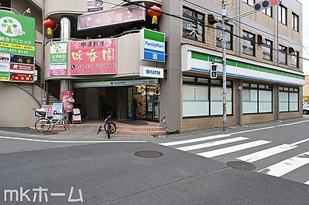 ファミリーマート谷津一番館店 徒歩9分。 670m