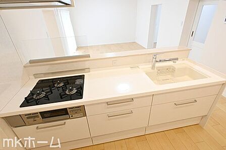 使い勝手の良いシステムキッチンを採用!作業スペースも広めにとられておりご家族でお料理が楽しめます!