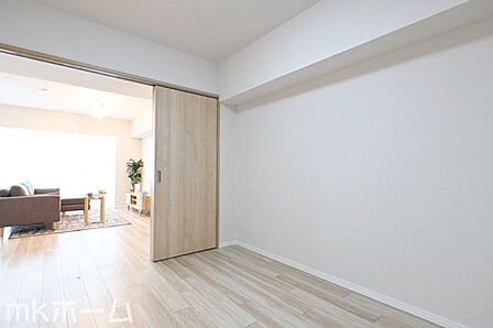リビング横の洋室はフレキシブル使えます!大きなリビングとして、またプライベート空間としても対応可能!