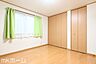 寝室：居室に大型のクローゼットを設置！豊富な収納があることで広い居住スペースを確保することができます！