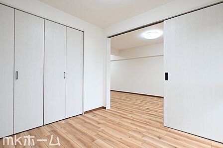 居室に大型のクローゼットを設置!豊富な収納があることで広い居住スペースを確保することができます!
