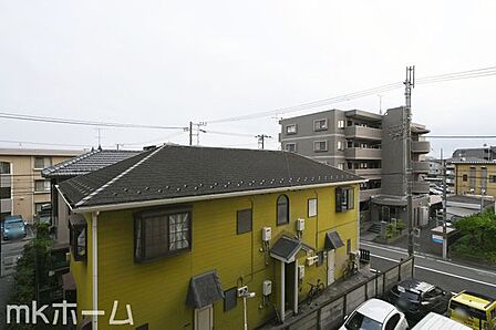 抜けるような眺望はマンションならではですね!3階のお部屋ですので陽当たりも良好です!