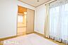 室内：リビング横の洋室はフレキシブル使えます！大きなリビングとして、またプライベート空間としても対応可能！