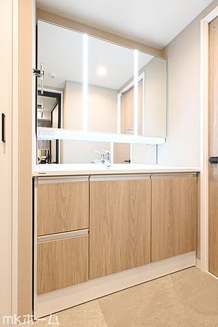 大きな鏡と洗面台が付いた洗面化粧台は収納も豊富!買い置きした日用品などまとめて収納する事が出来ます!