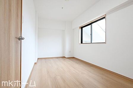 清潔感あるシンプルな洋室はクールでおしゃれな雰囲気を演出します!窓から優しい太陽の光が差し込みます!