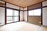 室内：リビング横の和室は多目的に利用可能な空間です！お子様の遊び場、また客間として多彩にご利用頂けます！