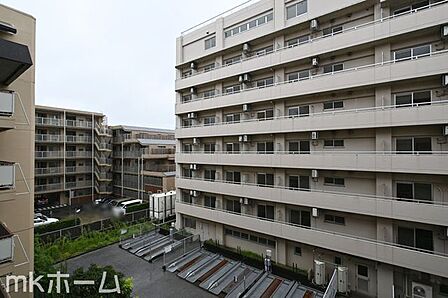 抜けるような眺望はマンションならではですね!4階のお部屋ですので陽当たりも良好です!