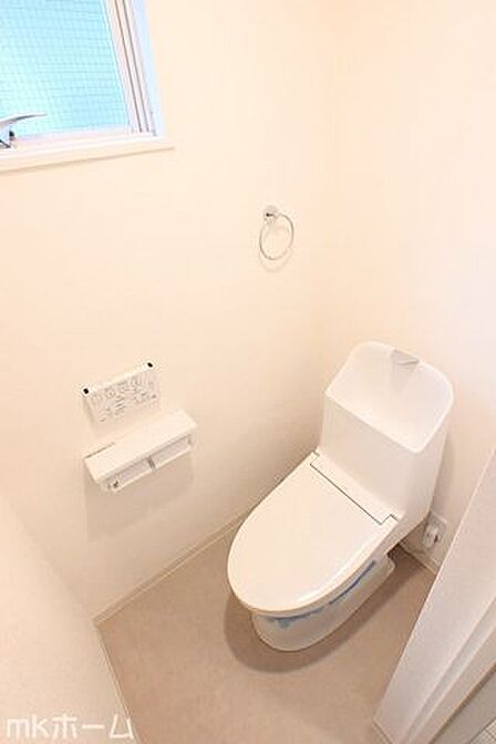 温水洗浄便座付きのトイレです!もちろん窓もあり換気もしっかり出来ます!
