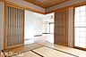 室内：リビング横の和室は多目的に利用可能な空間です！お子様の遊び場、また客間として多彩にご利用頂けます！
