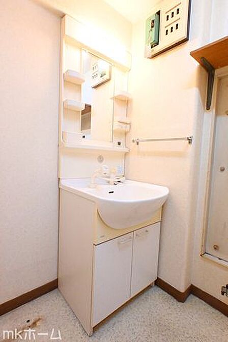 大きな鏡と洗面台が付いた洗面化粧台は収納も豊富!買い置きした日用品などまとめて収納する事が出来ます!