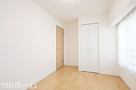 各居室に大型のクローゼットを設置!豊富な収納があることで広い居住スペースを確保することができます!